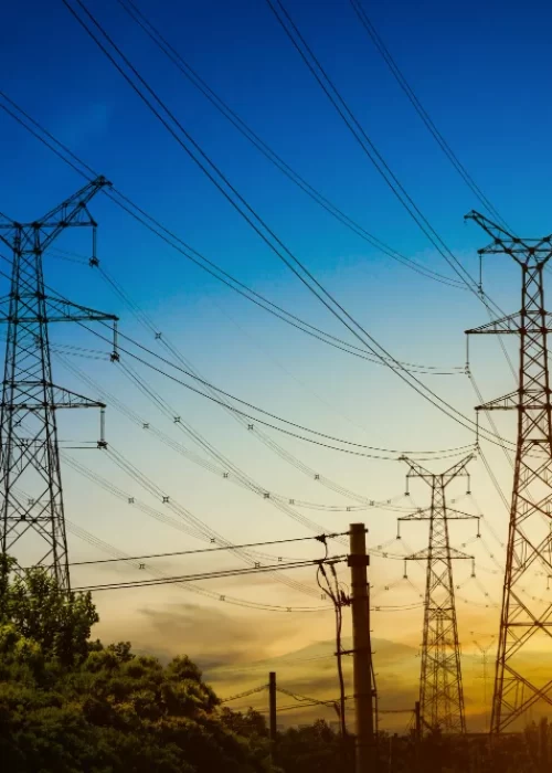 sol-detras-silueta-torres-electricidad